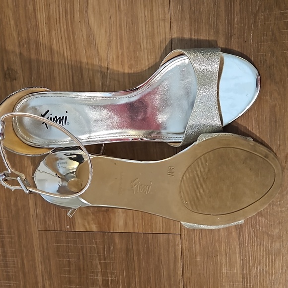 Silver Heels - Picture 3 of 3